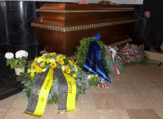 Schwarz-Gelbe Allianz: Tomb of Archduke Otto (1912-2011)